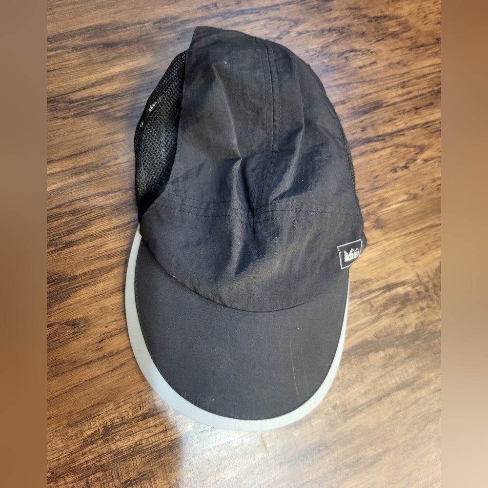 REI vented adjustable black hat
